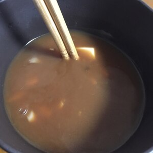 豆腐とキノコのめかぶ入り味噌汁